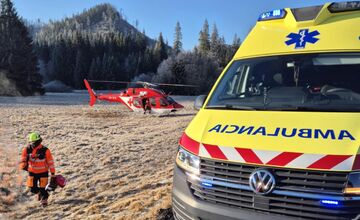 FOTO: Vážna dopravná nehoda dodávky medzi Červenou skalou a Telgártom