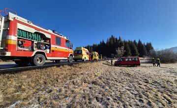 FOTO: Vážna dopravná nehoda dodávky medzi Červenou skalou a Telgártom