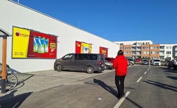 FOTO: Pred Biedronkou sa v Miloslavove tvoria dlhé rady. Ľudia parkujú aj v poli