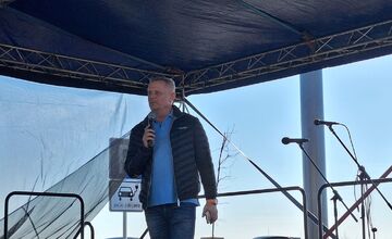 FOTO: Pred Biedronkou sa v Miloslavove tvoria dlhé rady. Ľudia parkujú aj v poli