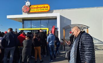 FOTO: Pred Biedronkou sa v Miloslavove tvoria dlhé rady. Ľudia parkujú aj v poli