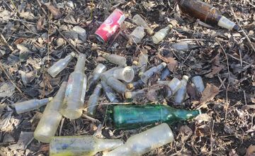 FOTO: Otecko so svojimi deťmi príjemne prekvapil obyvateľov Fončordy. Počas prechádzky vyzbierali nahromadené odpadky