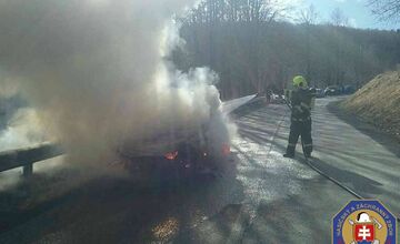 FOTO:  Plamene zachvátili osobné auto na ceste v Muránskej Hute