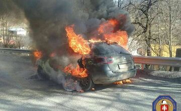 FOTO:  Plamene zachvátili osobné auto na ceste v Muránskej Hute