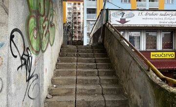 FOTO: Schodisko v Sásovej prejde rekonštrukciou a búraním