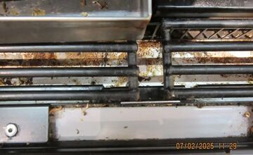 FOTO: Inšpektori kontrolovali predajne potravín. Našli v nich pleseň, špinu aj papriku plnú pesticídov