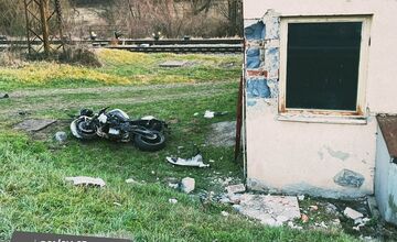 FOTO: Medzi Šídom a Fiľakovom sa zrazila dodávka s motocyklom