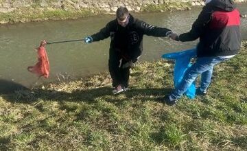 FOTO: Študenti z Lučenca pomáhail upratovať okolie vodných tokov