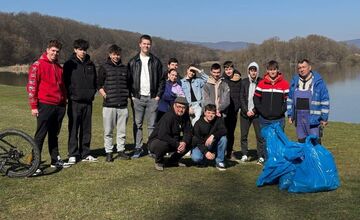 FOTO: Študenti z Lučenca pomáhail upratovať okolie vodných tokov