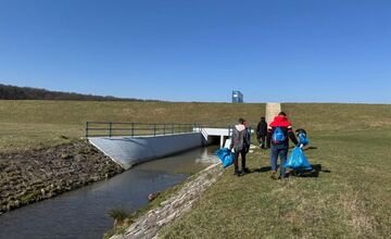 FOTO: Študenti z Lučenca pomáhail upratovať okolie vodných tokov