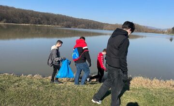 FOTO: Študenti z Lučenca pomáhail upratovať okolie vodných tokov