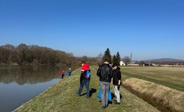 FOTO: Študenti z Lučenca pomáhail upratovať okolie vodných tokov