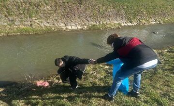 FOTO: Študenti z Lučenca pomáhail upratovať okolie vodných tokov