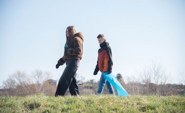 FOTO: Študenti z Lučenca pomáhail upratovať okolie vodných tokov