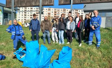 FOTO: Študenti z Lučenca pomáhail upratovať okolie vodných tokov