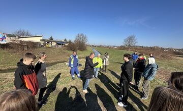 FOTO: Študenti z Lučenca pomáhail upratovať okolie vodných tokov