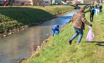 FOTO: Študenti z Lučenca pomáhail upratovať okolie vodných tokov