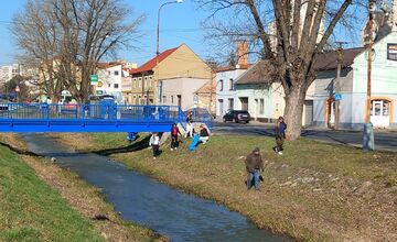 FOTO: Študenti z Lučenca pomáhail upratovať okolie vodných tokov