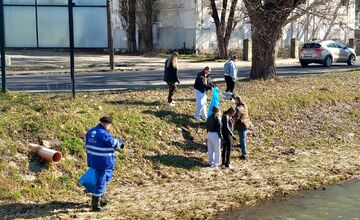 FOTO: Študenti z Lučenca pomáhail upratovať okolie vodných tokov