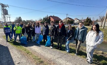 FOTO: Študenti z Lučenca pomáhail upratovať okolie vodných tokov