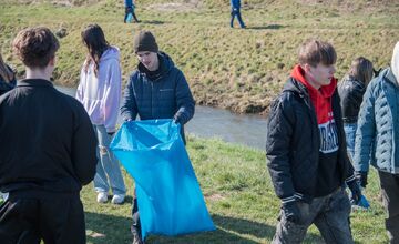 FOTO: Študenti z Lučenca pomáhail upratovať okolie vodných tokov