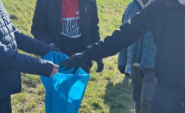 FOTO: Študenti z Lučenca pomáhail upratovať okolie vodných tokov