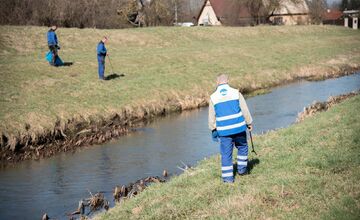 FOTO: Študenti z Lučenca pomáhail upratovať okolie vodných tokov