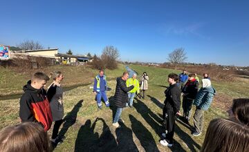 FOTO: Študenti z Lučenca pomáhail upratovať okolie vodných tokov