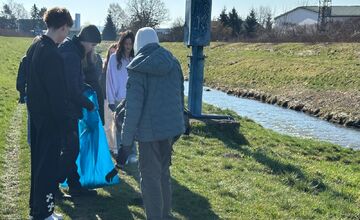 FOTO: Študenti z Lučenca pomáhail upratovať okolie vodných tokov