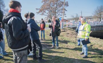 FOTO: Študenti z Lučenca pomáhail upratovať okolie vodných tokov