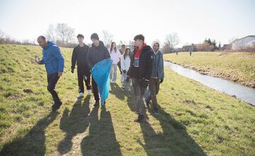 FOTO: Študenti z Lučenca pomáhail upratovať okolie vodných tokov