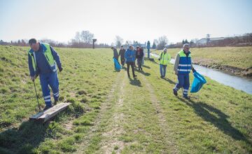 FOTO: Študenti z Lučenca pomáhail upratovať okolie vodných tokov