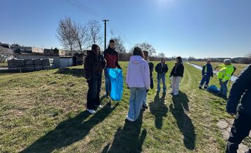 FOTO: Študenti z Lučenca pomáhail upratovať okolie vodných tokov