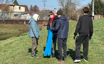 FOTO: Študenti z Lučenca pomáhail upratovať okolie vodných tokov