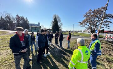 FOTO: Študenti z Lučenca pomáhail upratovať okolie vodných tokov
