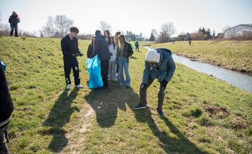 FOTO: Študenti z Lučenca pomáhail upratovať okolie vodných tokov
