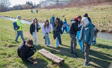FOTO: Študenti z Lučenca pomáhail upratovať okolie vodných tokov