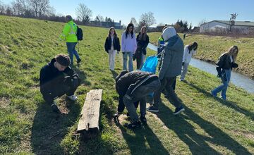 FOTO: Študenti z Lučenca pomáhail upratovať okolie vodných tokov