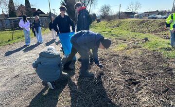 FOTO: Študenti z Lučenca pomáhail upratovať okolie vodných tokov