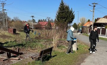FOTO: Študenti z Lučenca pomáhail upratovať okolie vodných tokov