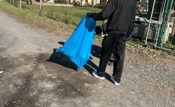 FOTO: Študenti z Lučenca pomáhail upratovať okolie vodných tokov