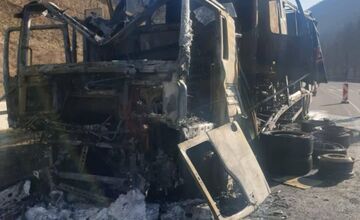 FOTO: Na Motyčkách zhorel kamión