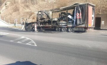 FOTO: Na Motyčkách zhorel kamión