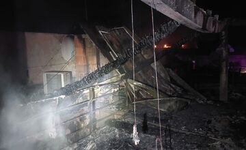 FOTO: Nočný požiar vo Fiľakove. Oheň pohltil strechu polyfunkčnej budovy