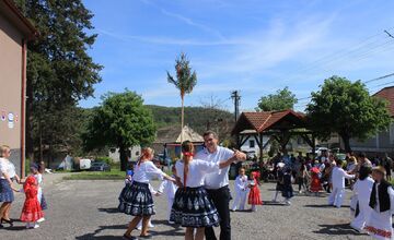 FOTO:Máj už stojí! V obciach Banskobystrického kraja ožíva jarná tradícia