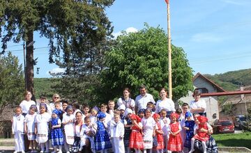 FOTO:Máj už stojí! V obciach Banskobystrického kraja ožíva jarná tradícia