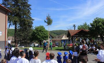 FOTO:Máj už stojí! V obciach Banskobystrického kraja ožíva jarná tradícia