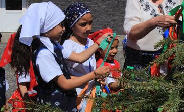 FOTO:Máj už stojí! V obciach Banskobystrického kraja ožíva jarná tradícia