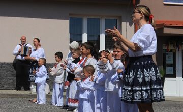 FOTO:Máj už stojí! V obciach Banskobystrického kraja ožíva jarná tradícia