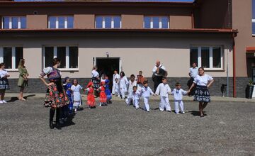 FOTO:Máj už stojí! V obciach Banskobystrického kraja ožíva jarná tradícia